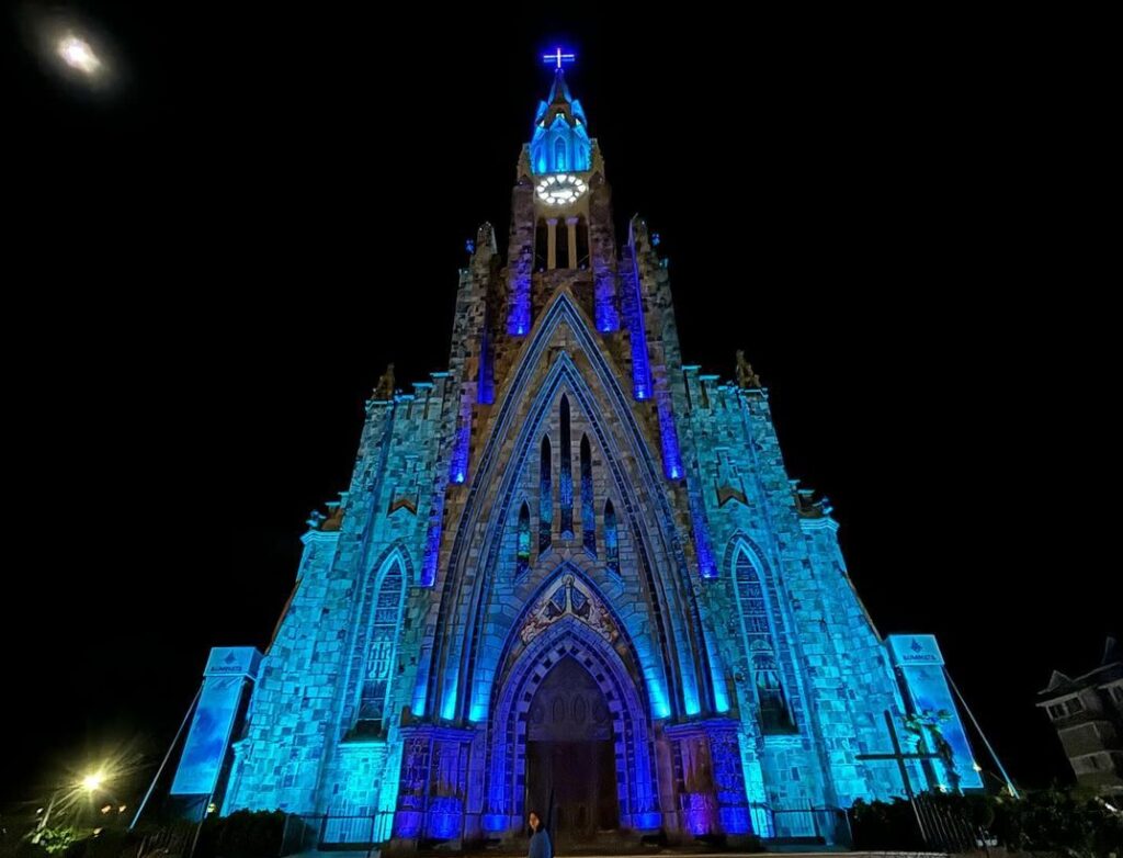 Show das luzes na Catedral de Pedra de Canela com iluminação azul