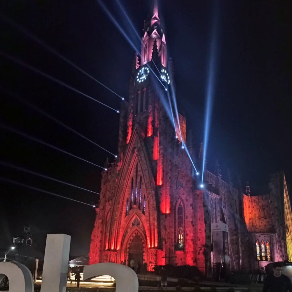 Show das luzes na Catedral de Pedra com iluminação vermelha