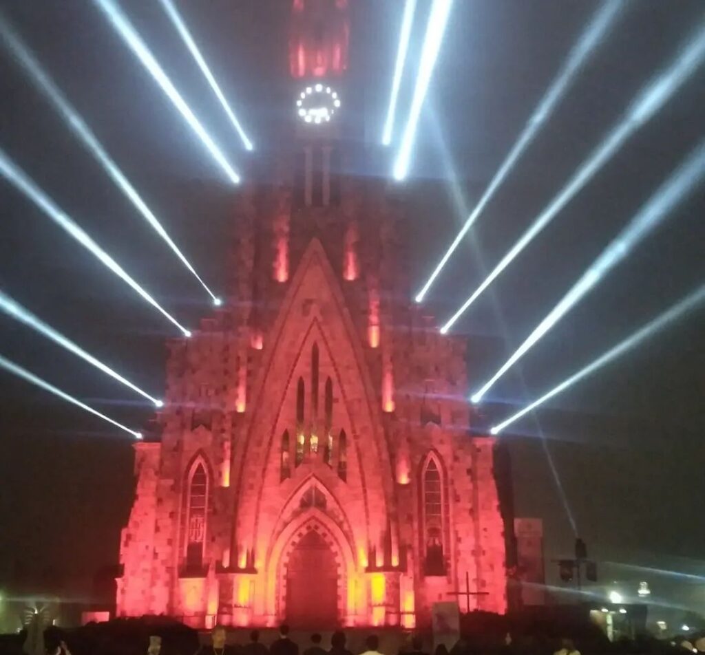 Catedral de Pedra Iluminada para o Show das luzes
