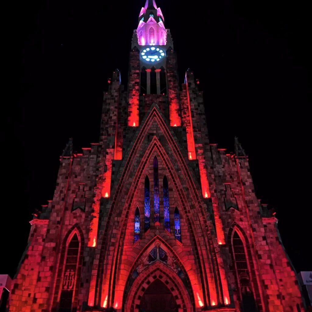 Foto da Catedral de Pedra de Canela, iluminação vermelha.