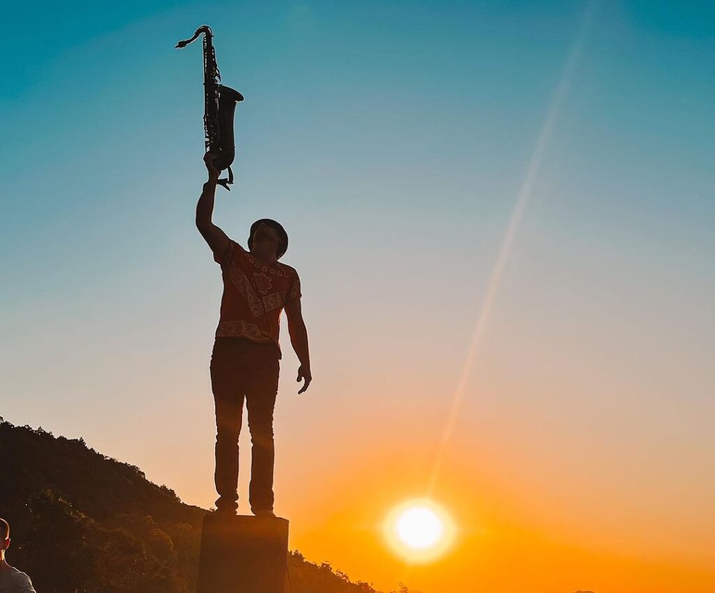 Olivas de Gramado, saxofonista ao pôr do sol