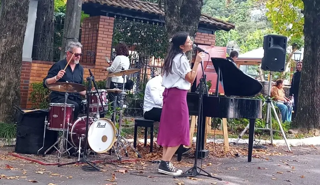 No meio da Rua João Alfredo Schneider banda se apresentando