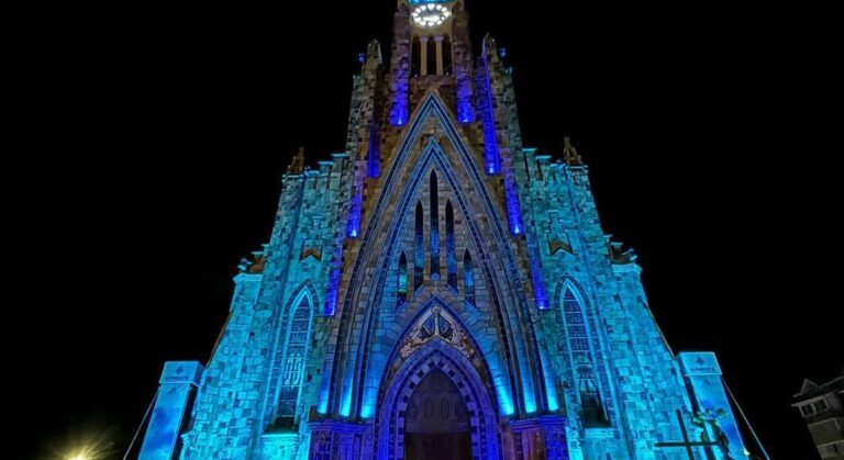 Catedral de Pedra Iluminada com Luz azul