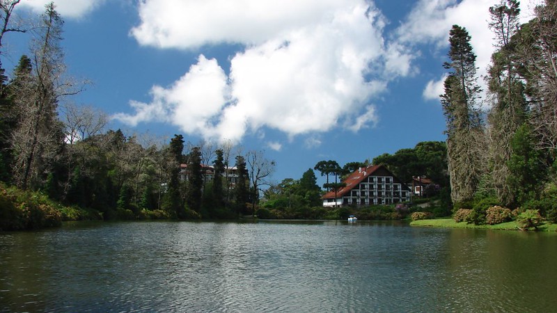 Lago Negro de Gramado, Hotel visto ao fundo do Lago