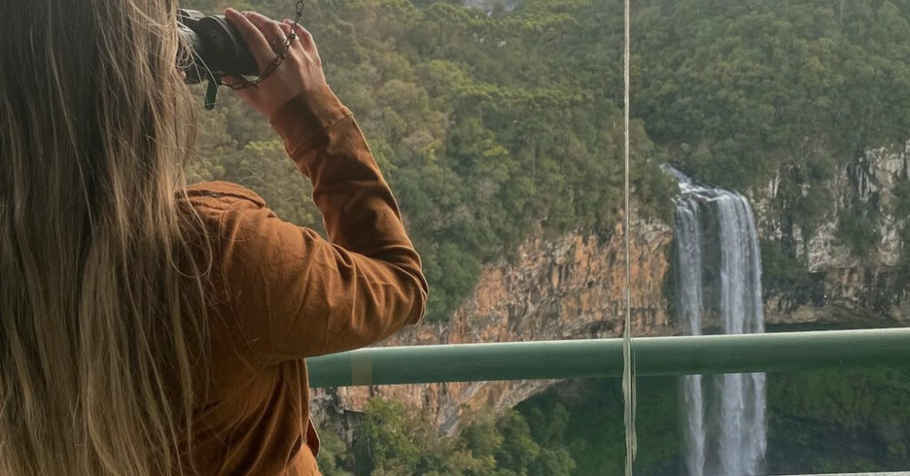 Observatório da cascata do caracol, mulher observando a cachoeira usando binóculos