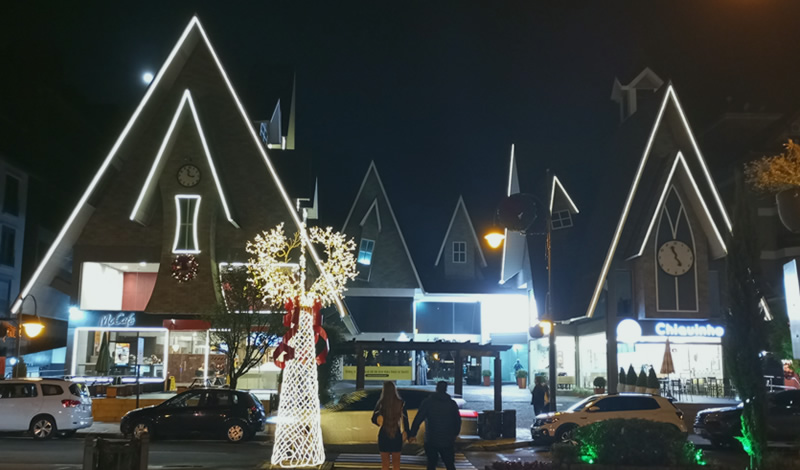 McDonald’s's de Gramado na Avenida Borges de Medeiros com decoração natalina