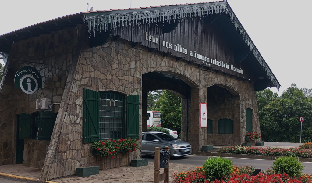 Carros passando por baixo do pórtico de Gramado. (sentido Nova Petrópolis)