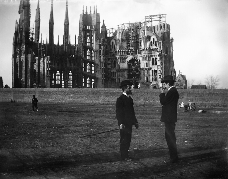 Foto em preto e branco de do Templo da Sagrada Família ainda em Construção.