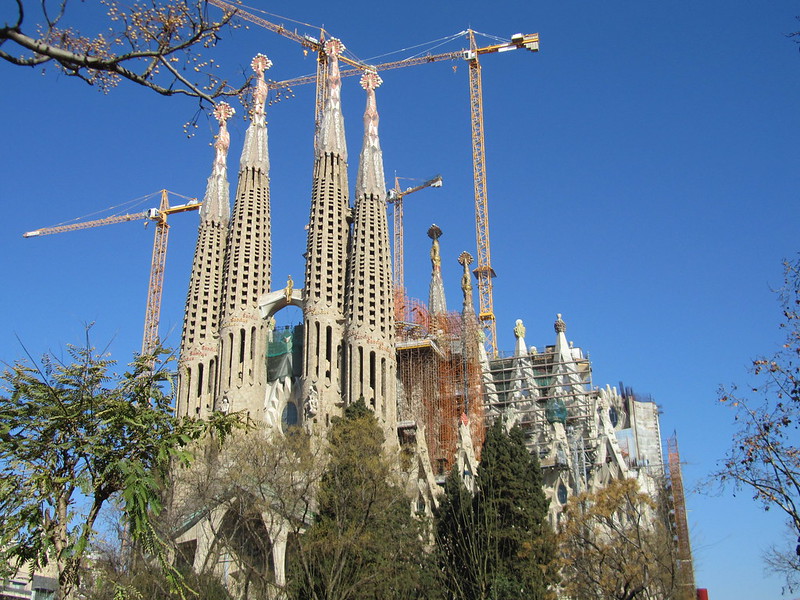 Na foto a Catedral de Barcelona aparece com os guindastes e elevadores, mostrando que ainda está em construção.