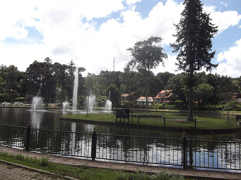 Foto do lago Maria Joaquina Rita Bier, é possível ver o lago e ao fundo residencias próximas.