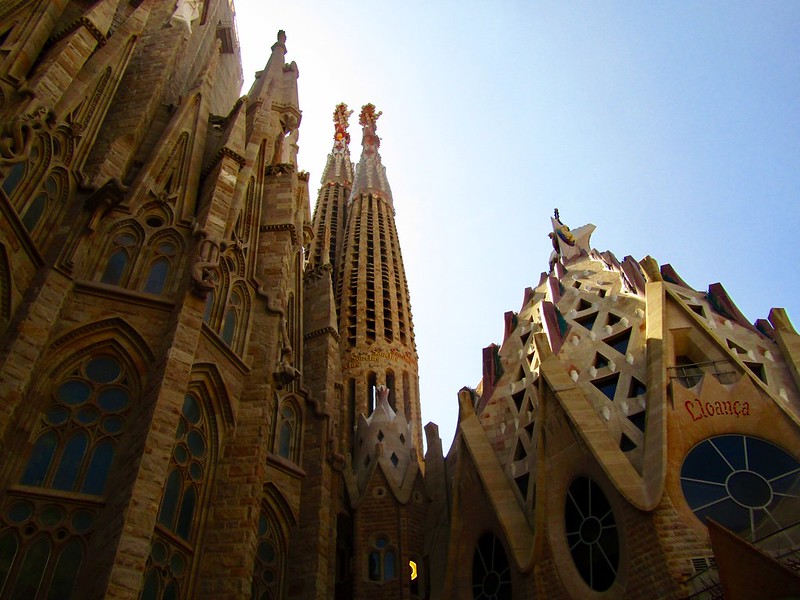 Foto em cores mostrando parte das torres da Catedral em Barceloma.