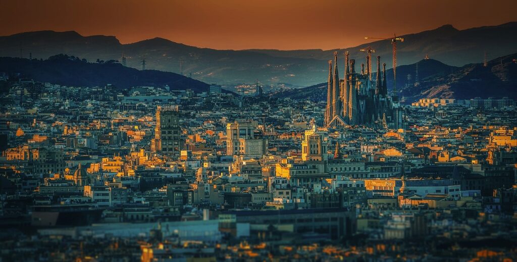 Cidade de Barcelona Iluminada pelo sol, ao longe da imagem aparece o templo.