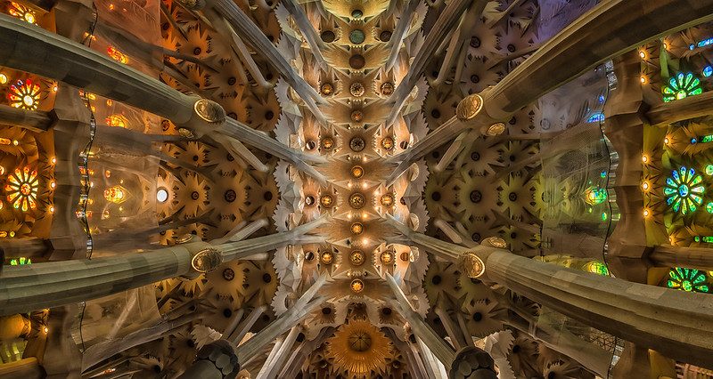 Foto do interior, teto do templo da Sagrada Família.