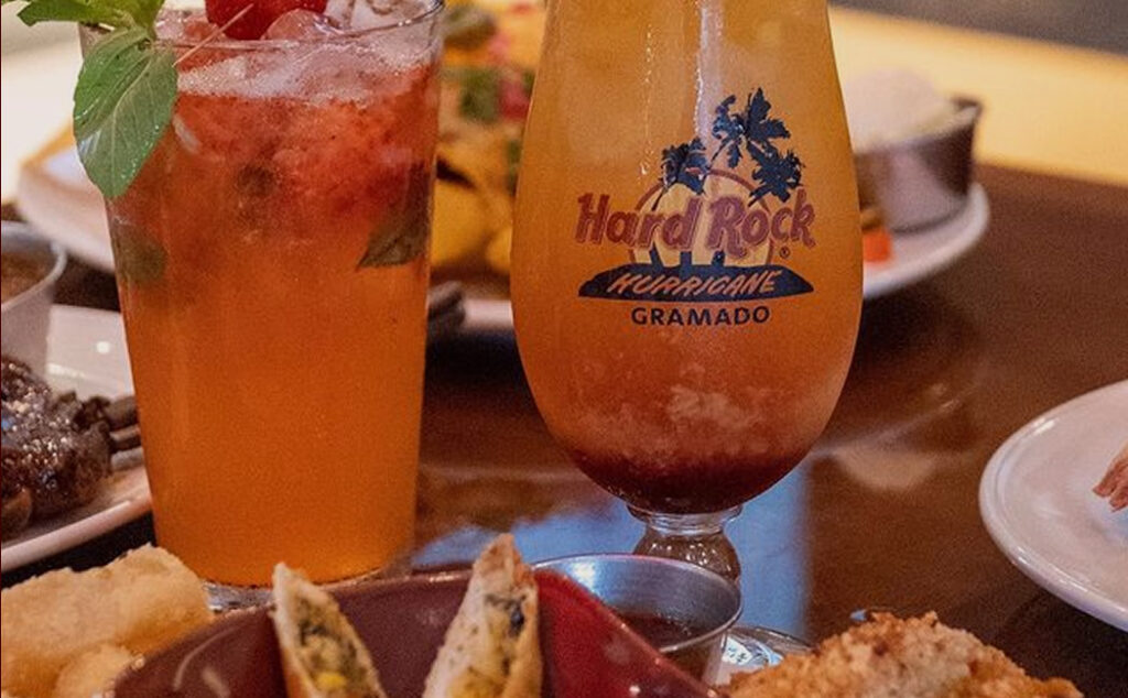 Foto de um drink com copos com logo do Hard Rock Gramado