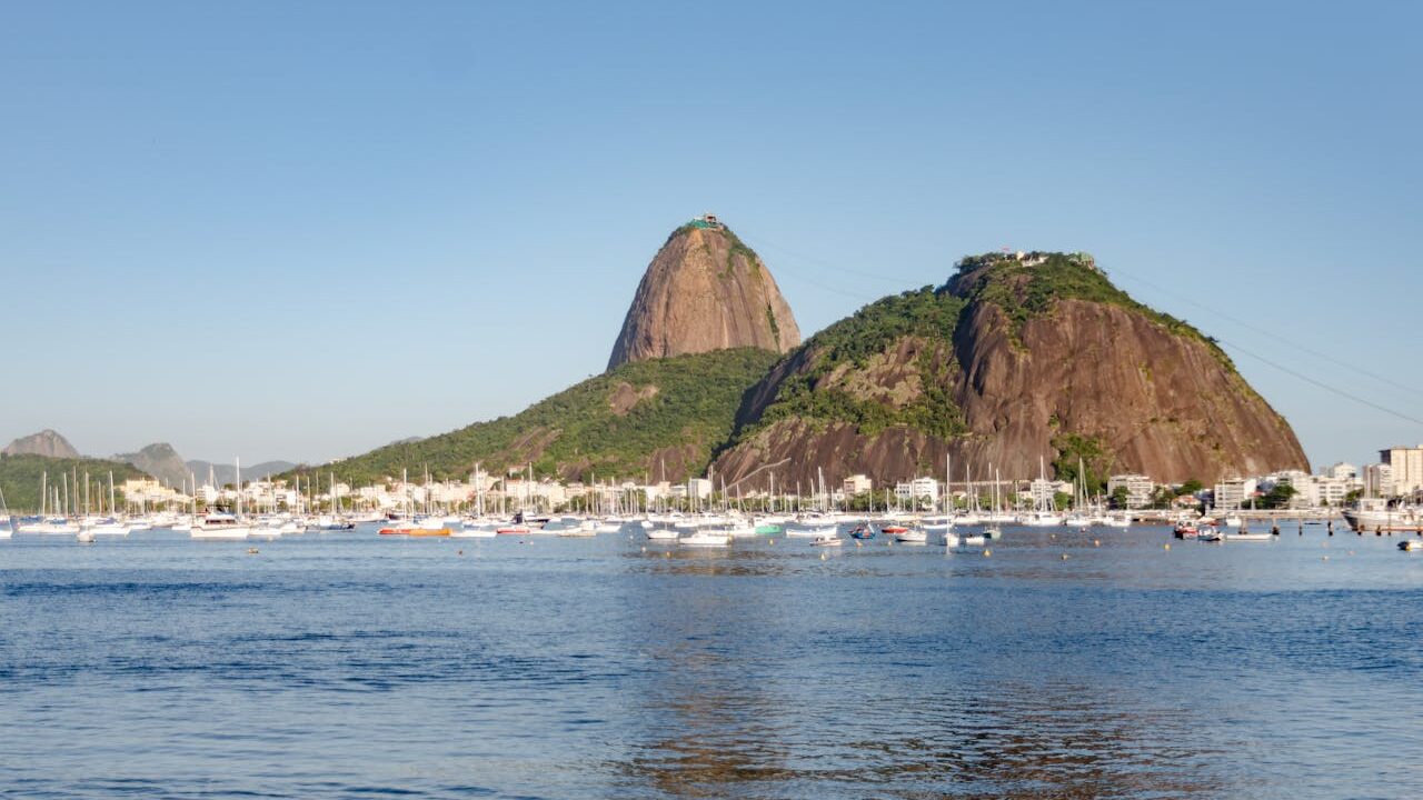 Foto do pão de açúcar, Rio de Janeiro, barcos ao redor da pedra na Bahia da Guanabara. 