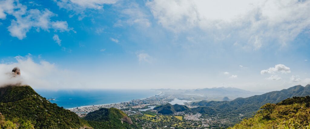 Cidade do Rio de Janeiro vista do alto e de longe.