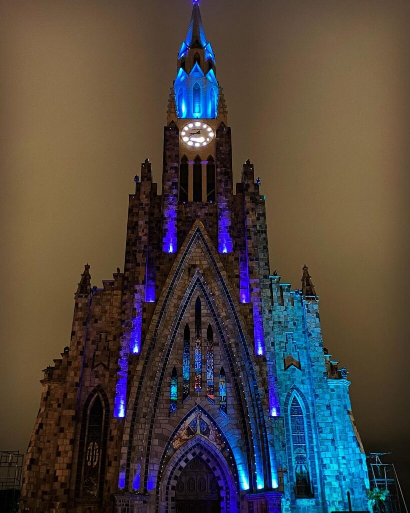 Paróquia de Nossa Senhora de Lourdes iluminada de azul.