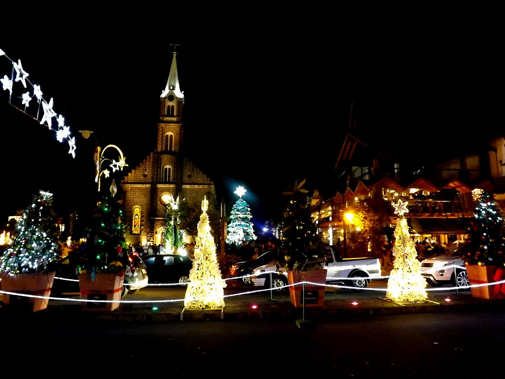 Arvores de Natal em frente a Matriz de São Pedro em Gramado.