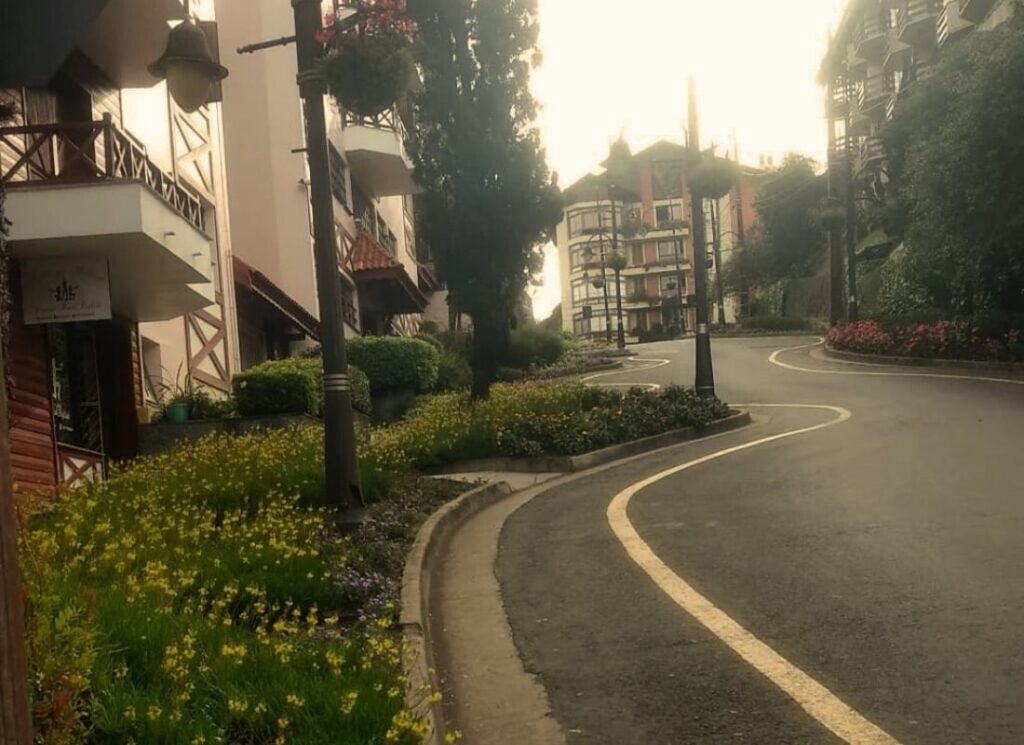 Rua Torta, centro de Gramado, foto tirada pela manhã, sem pessoas na rua.