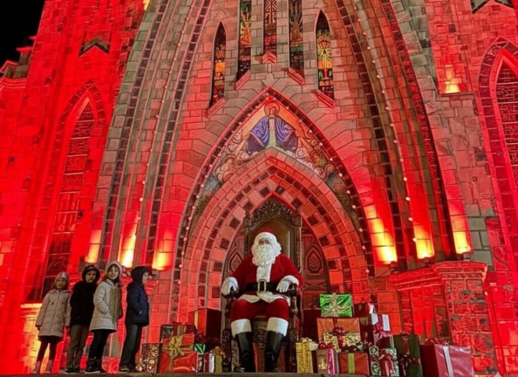 Crianças e Papai Noel em frente a Catedral de Pedra.