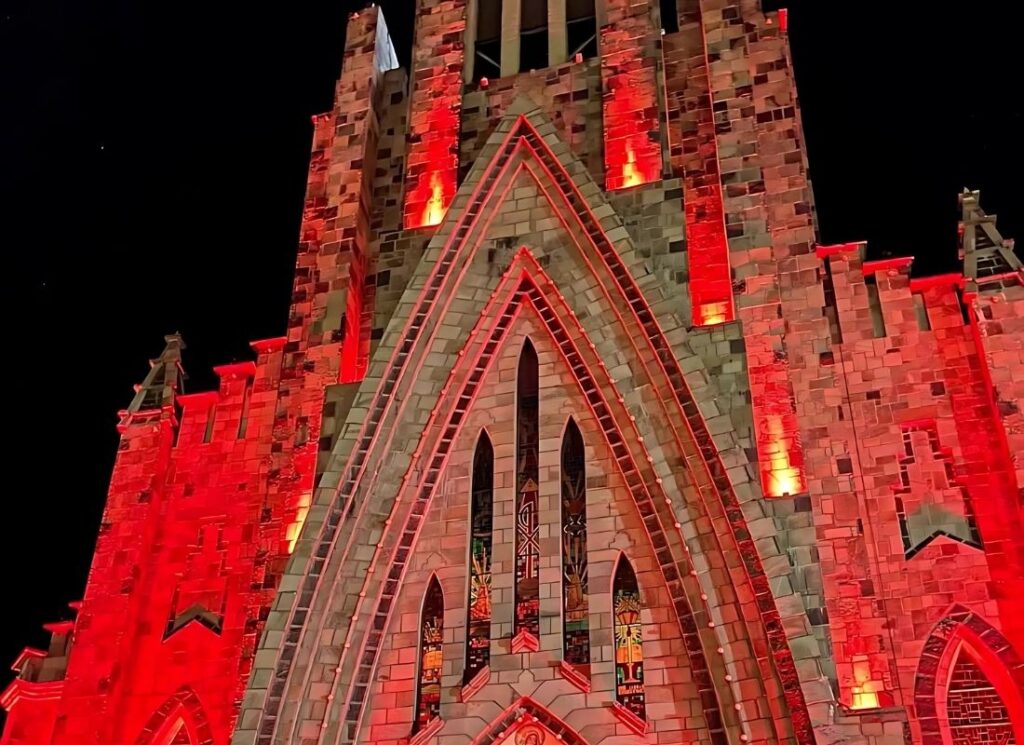 Parede da catedral de pedra de Canela iluminada com luzes vermelhas.