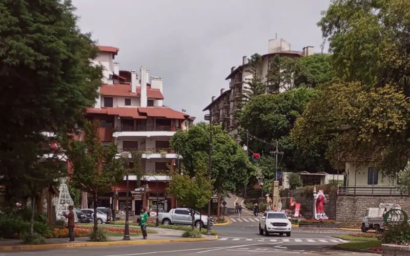 Foto da Rotatória da Avenida Borges de Medeiros, centro Gramado. Em frente a Rua Torta