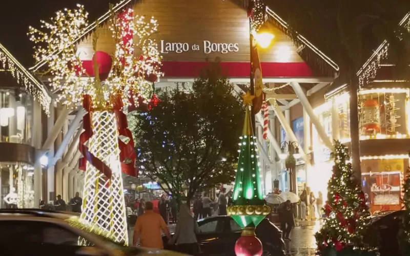 Decoração de Natal no centro de Gramado, foto noturna, Largo da Borges