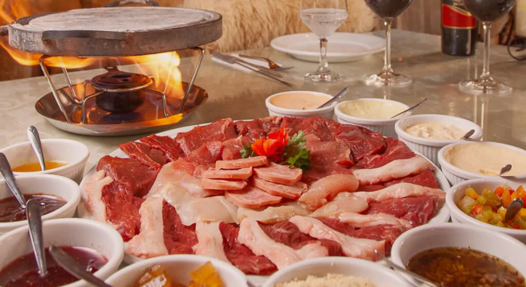 Fondue posto à mesa, pronto para ser consumido