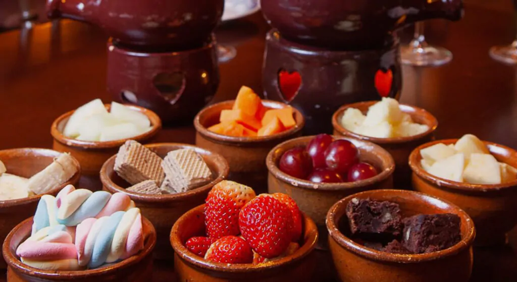 Frutas nos potes para serem usadas no fondue