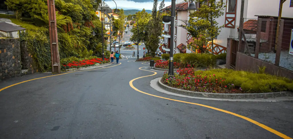 Rua Torta de Gramado, duas pessoas descendo já no início da rua