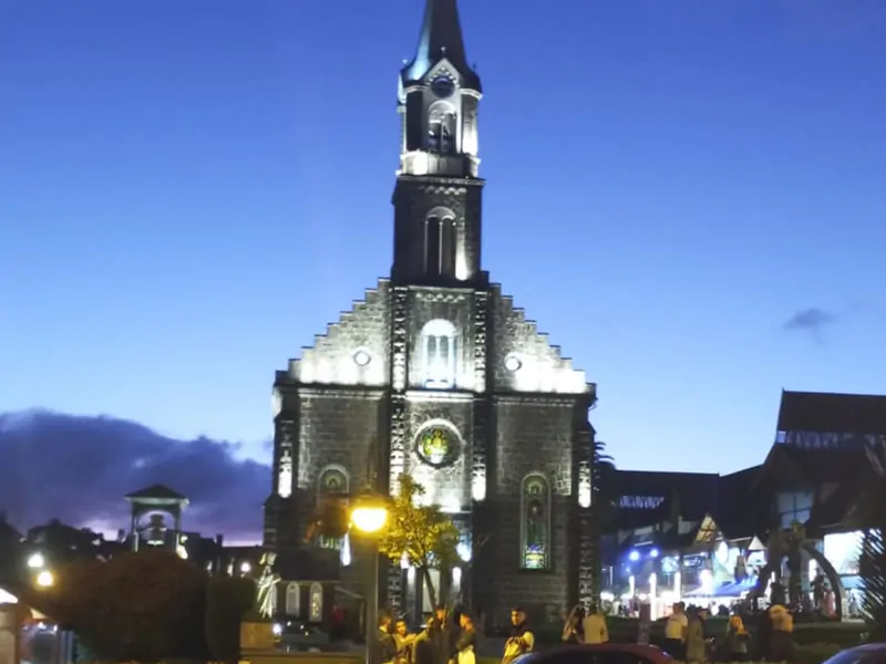 Foto da Igreja Matriz de São Pedro no centro de Gramado