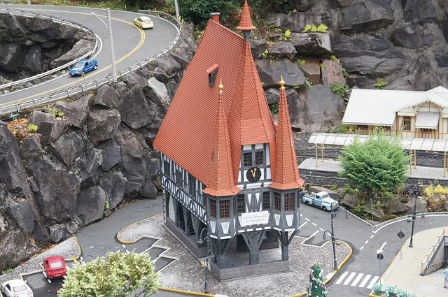 Foto de casa, ruas e prédios no mini mundo de Gramado.