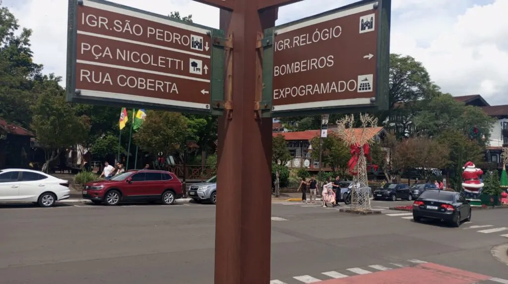 Foto das placas de nomes de ruas do centro de Gramado, indicando, por exemplo, onde fira a igreja de São Pedro e Rua Coberta.