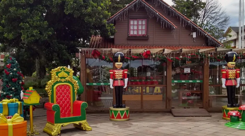 Foto da praça João Corrêa em Canela com decoração de Natal.