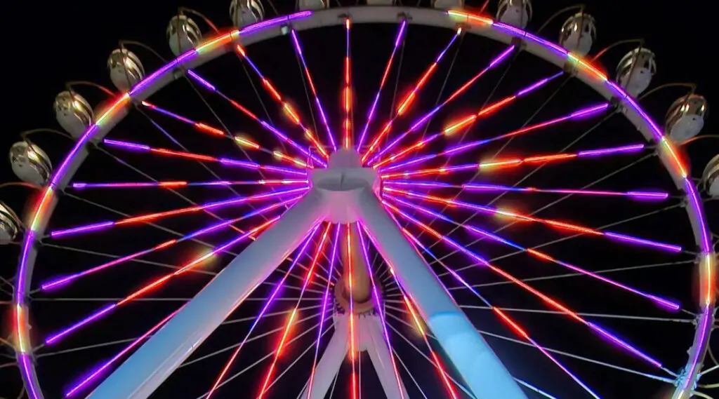 Roda-Gigante de Canela, iluminada para festa de abertura.