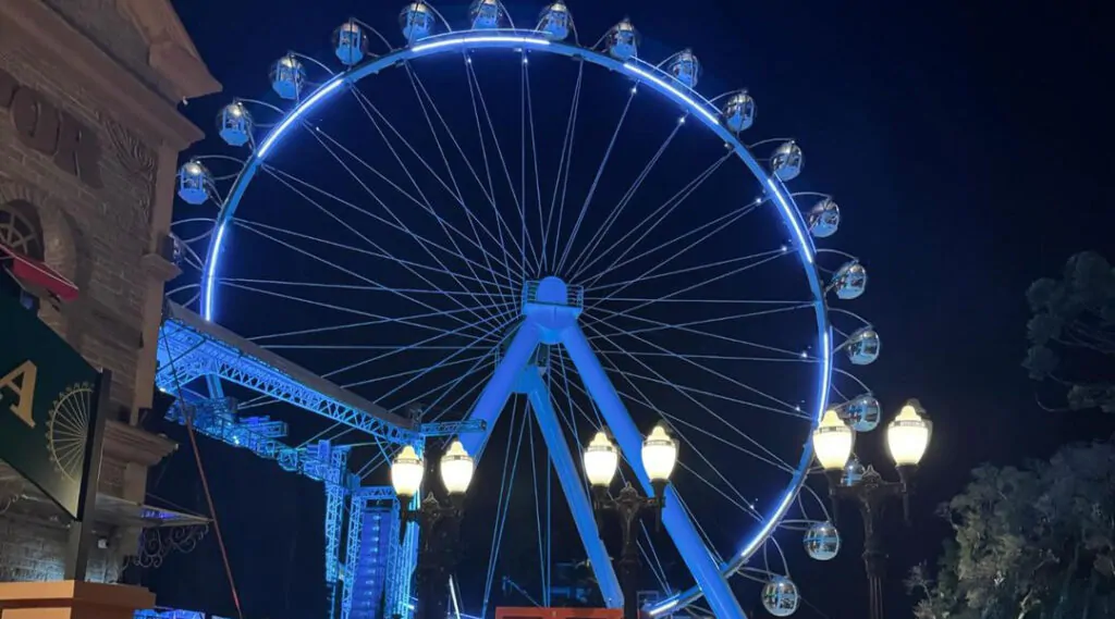 Roda Canela iluminada com luz azul a noite