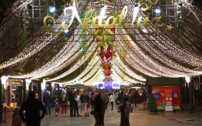 Foto da Rua Coberta de Gramado com decoração natalina. A foto foi tirada a noite.
