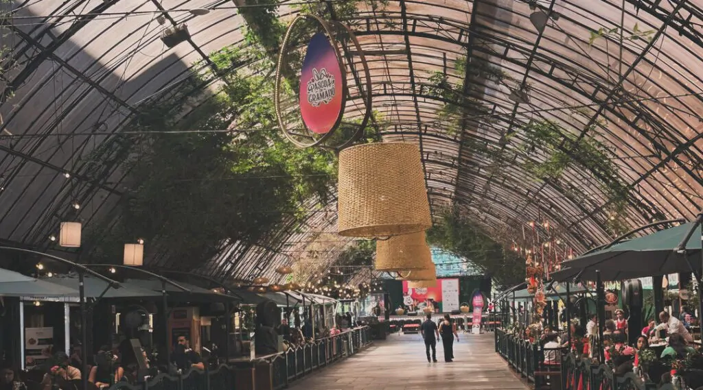 Rua Coberta de Gramado, fotografia perfeita com apenas duas pessoas caminhando no centro da rua