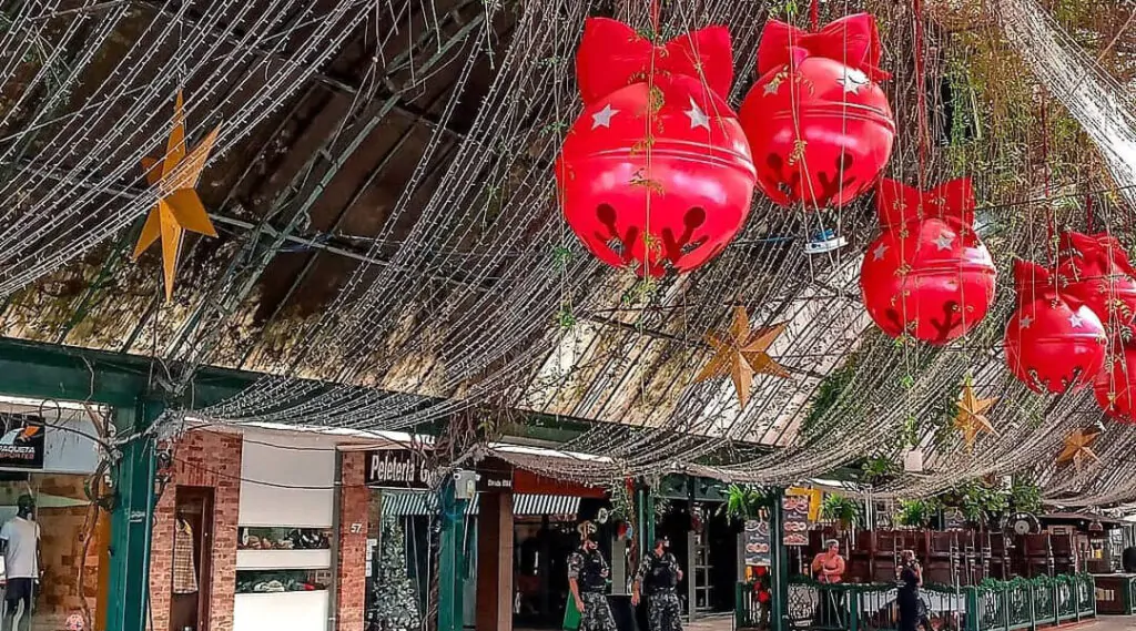 Rua Coberta com decoração de bolas vermelhas e estrelas