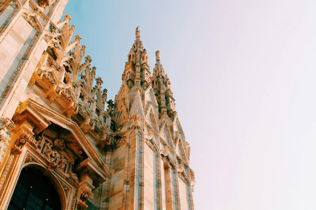 Foto de perto de uma das torres da Catedral de Milão.