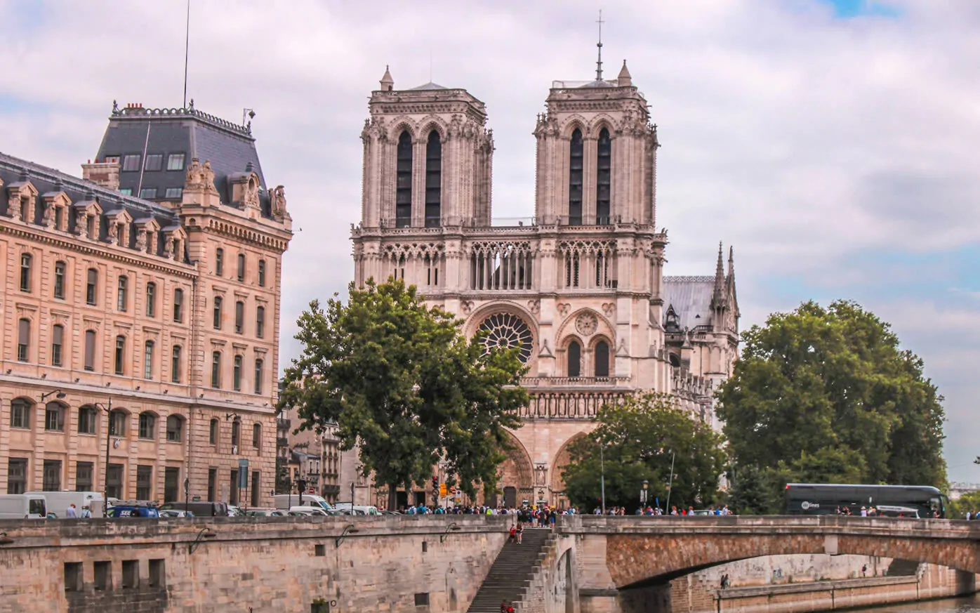 Catedral de Notre Dame em dia nublado. Ao lado da Catedral o Rio Sena.