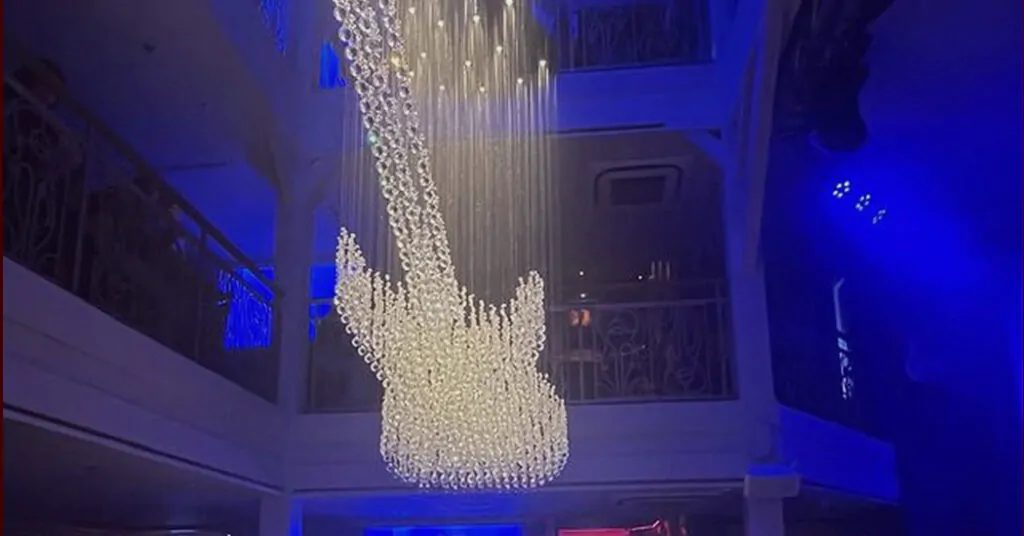 Luinária em forma de Guitarra no teto da Hard Rock Gramdo