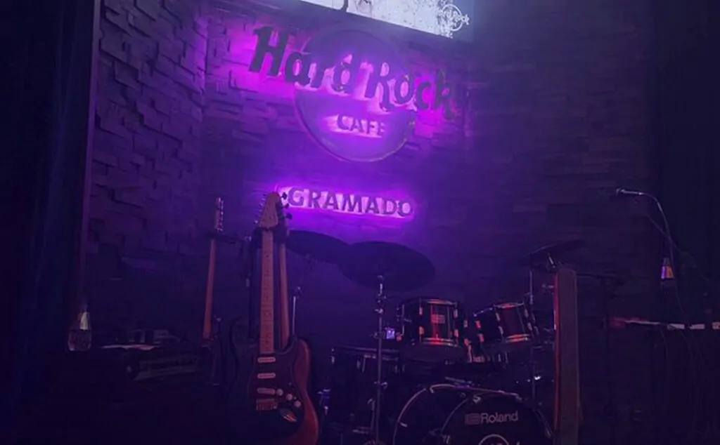 Palcom com instrumentos da banda no Hard Rock