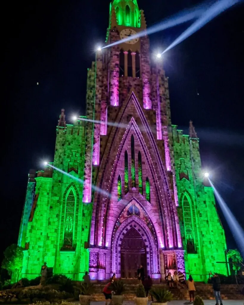 Igreja de Canela com iluminação em verde e azul.