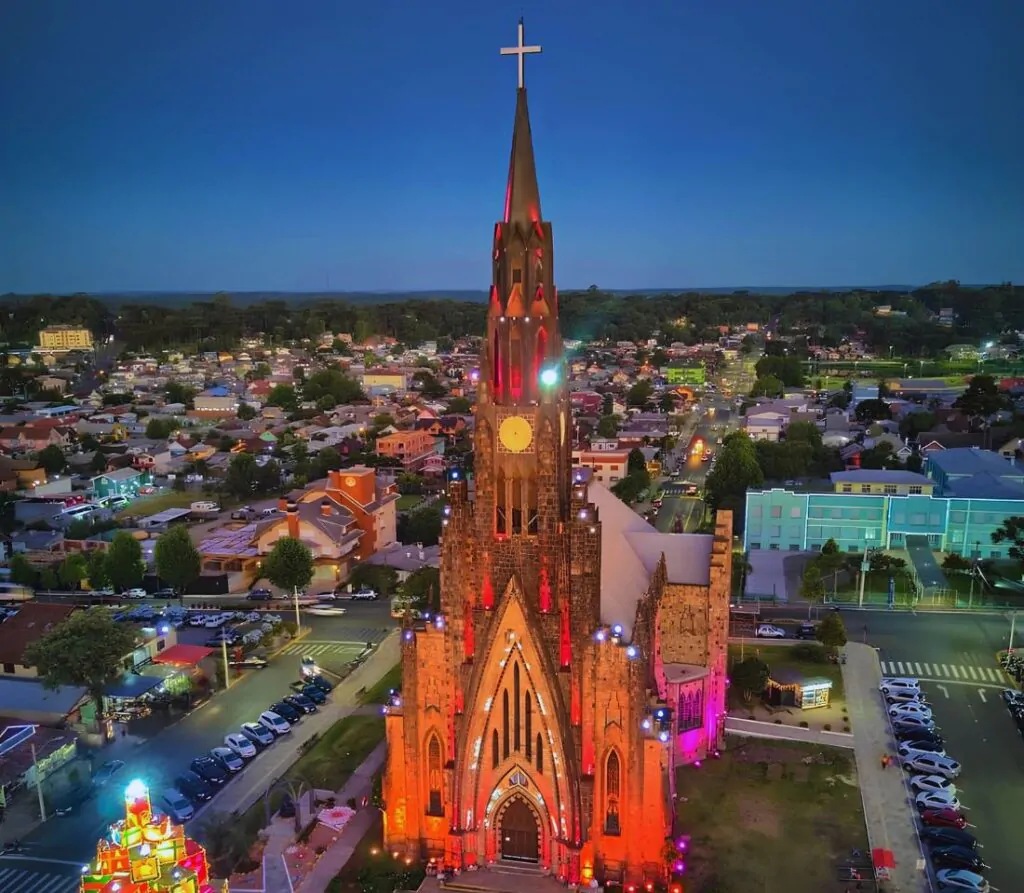 Catedral de Pedra de Canela foto Noturna.