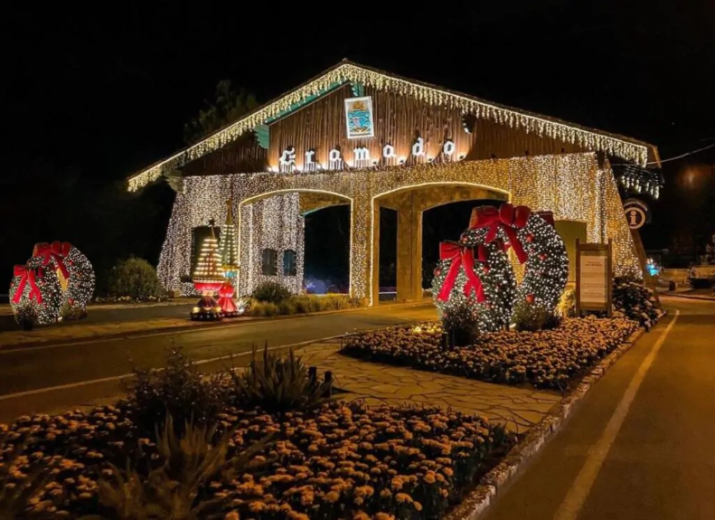 Pórtico de Gramado decorado para o natal