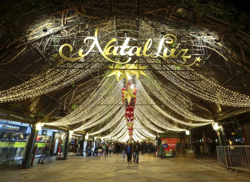 Rua Coberta de Gramado decorada para o natal.
